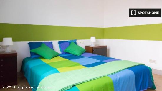 Acogedora habitación con cama de matrimonio en alquiler en Eixample, Barcelona - Sólo chicas - BAR