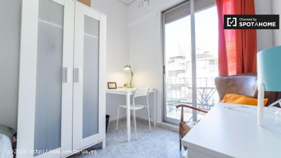 Habitación con cama doble en alquiler en un apartamento de 5 dormitorios en La Saïdia - VALENCIA