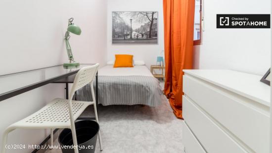 Habitación con cama individual en alquiler en apartamento de 5 dormitorios en La Saïdia - VALENCIA