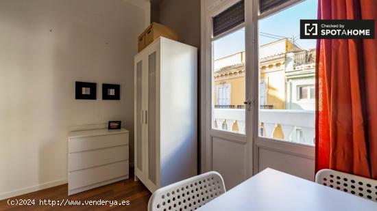 Acogedora habitación en alquiler en un apartamento de 5 dormitorios en Ciutat Vella - VALENCIA