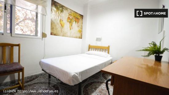 Habitación soleada con cama individual en alquiler en Algirós - VALENCIA