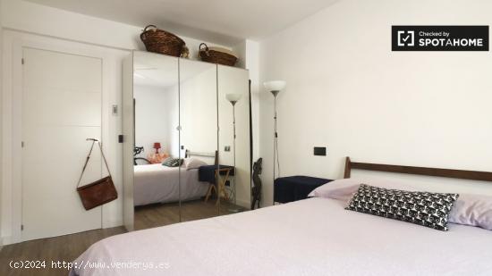 Habitación soleada con cama doble en alquiler en Puerta del Ángel - MADRID