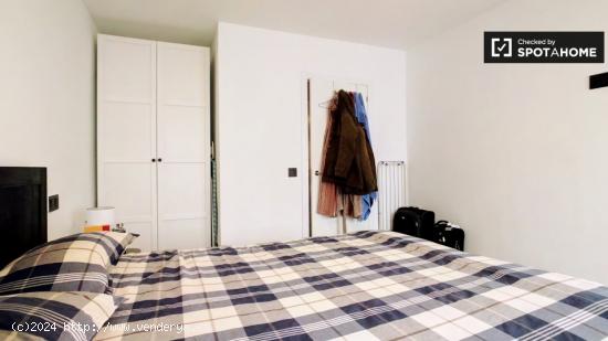 Amplia habitación con cama doble en alquiler en Puerta del Ángel - MADRID