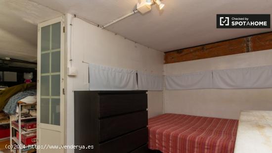 Habitación ordenada en apartamento de 3 dormitorios en Lavapiés - MADRID