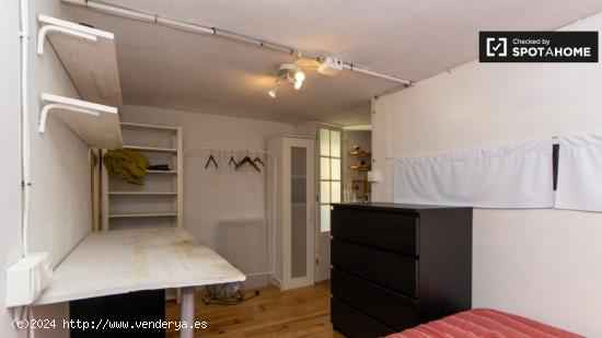 Habitación ordenada en apartamento de 3 dormitorios en Lavapiés - MADRID