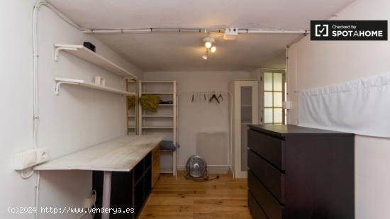 Habitación ordenada en apartamento de 3 dormitorios en Lavapiés - MADRID