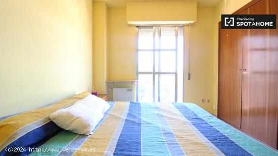 Encantadora habitación con cama doble y baño privado en alquiler en Puente de Vallecas - MADRID