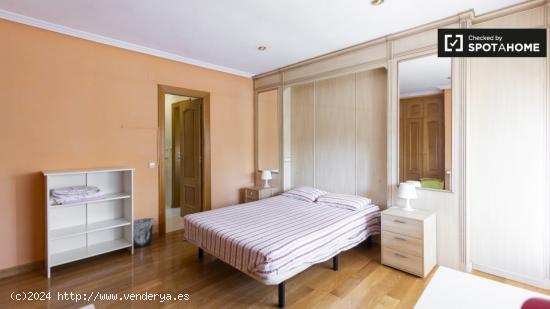 Amplia habitación con baño y balcón en alquiler en Villaviciosa de Odón - MADRID