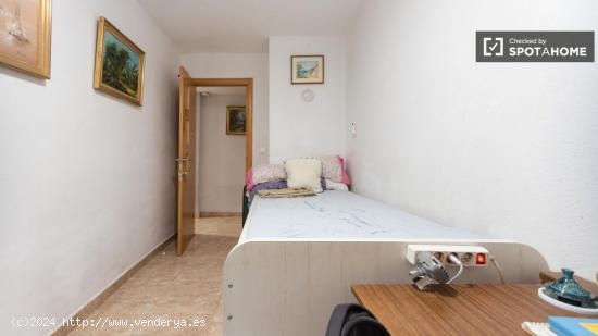 Se alquilan habitaciones en apartamento de 4 dormitorios en Jesús, Valencia - VALENCIA