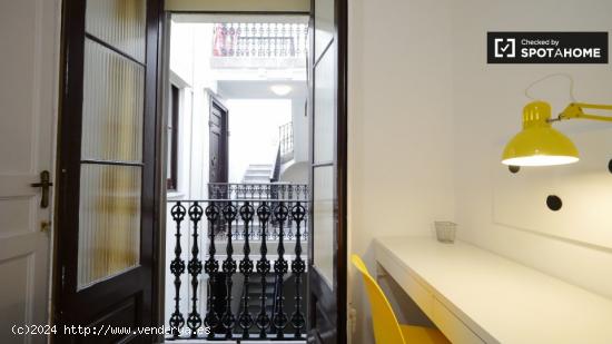 Elegante habitación en alquiler en un apartamento de 3 dormitorios en Barri Gòtic - BARCELONA