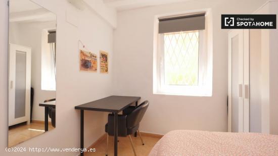 Se alquila habitación amueblada en un apartamento de 5 dormitorios en El Raval - BARCELONA