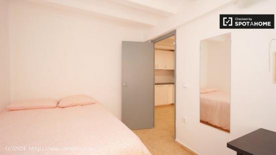 Se alquila habitación amueblada en un apartamento de 5 dormitorios en El Raval - BARCELONA