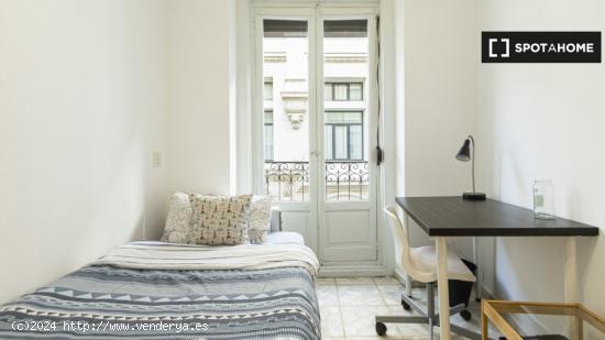 Habitación luminosa en apartamento de 4 dormitorios en el centro de la ciudad - MADRID