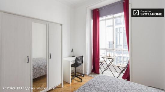 Habitación con balcón en un apartamento de 7 dormitorios en Salamanca, Madrid - MADRID