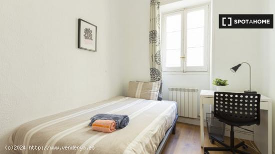 Habitación amueblada en apartamento de 7 dormitorios en Salamanca, Madrid - MADRID