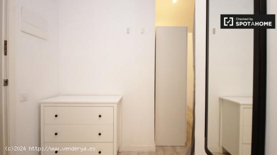 Amplia habitación en un apartamento de 6 dormitorios en Eixample Dreta - BARCELONA