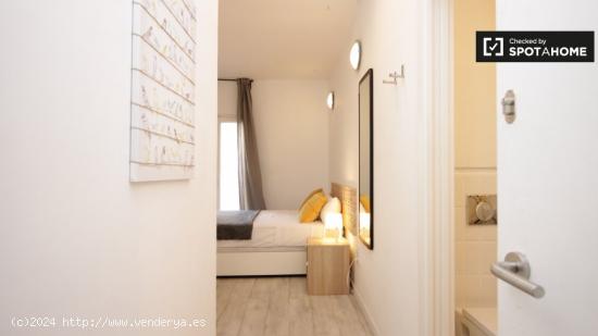 Habitación amueblada en un apartamento de 6 dormitorios en Eixample Dreta - BARCELONA