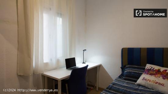 Habitación amueblada en un apartamento de 4 dormitorios en Sants - BARCELONA