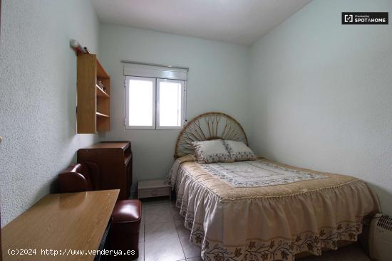  Acogedora habitación en alquiler en un apartamento de 3 dormitorios en Usera - MADRID 