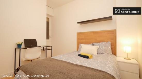 Habitación con cama doble en alquiler en un apartamento de 5 dormitorios en Poblenou - BARCELONA