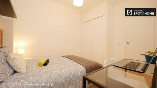 Habitación con cama doble en alquiler en un apartamento de 5 dormitorios en Poblenou - BARCELONA