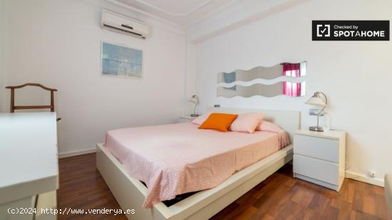 Amplia habitación en un apartamento de 3 dormitorios en Ciutat Vella, Valencia - VALENCIA