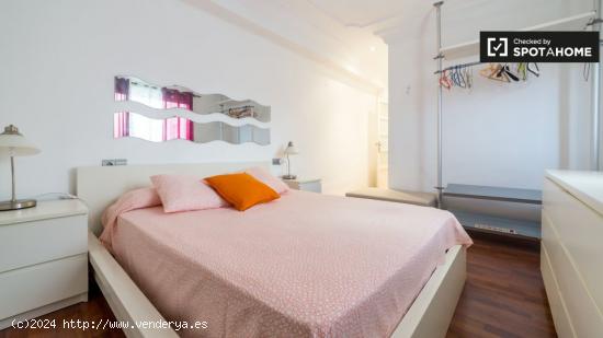 Amplia habitación en un apartamento de 3 dormitorios en Ciutat Vella, Valencia - VALENCIA