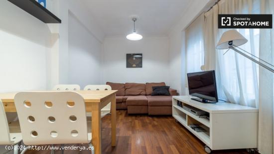 Amplia habitación en un apartamento de 3 dormitorios en Ciutat Vella, Valencia - VALENCIA