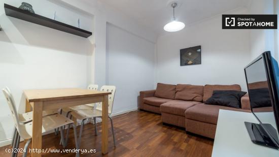 Amplia habitación en un apartamento de 3 dormitorios en Ciutat Vella, Valencia - VALENCIA