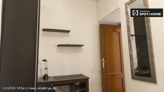 Habitación bien amueblada en alquiler en un apartamento de 4 dormitorios en Sants - BARCELONA