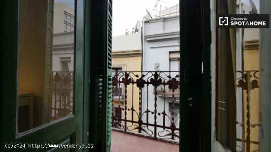 Se alquila habitación ordenada en un apartamento de 3 dormitorios en Barri Gòtic - BARCELONA