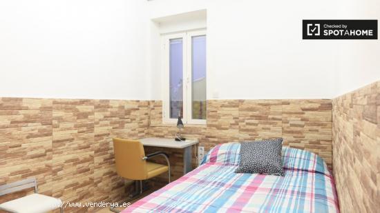 Acogedora habitación en un apartamento de 4 dormitorios en Almagro, Madrid - MADRID