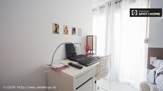 Acogedora habitación en un apartamento de 3 dormitorios en Camins al Grau, Valencia - VALENCIA