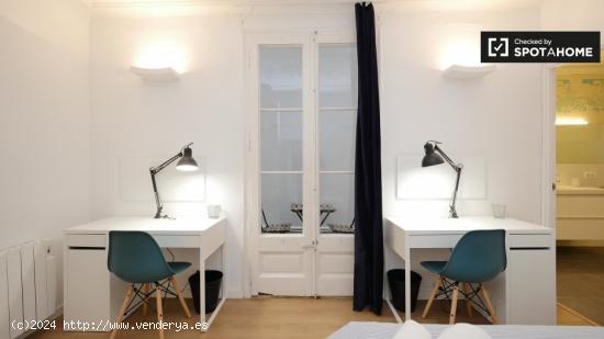 Elegante habitación en un apartamento de 3 dormitorios en Barri Gòtic - BARCELONA