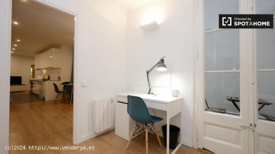 Elegante habitación en un apartamento de 3 dormitorios en Barri Gòtic - BARCELONA