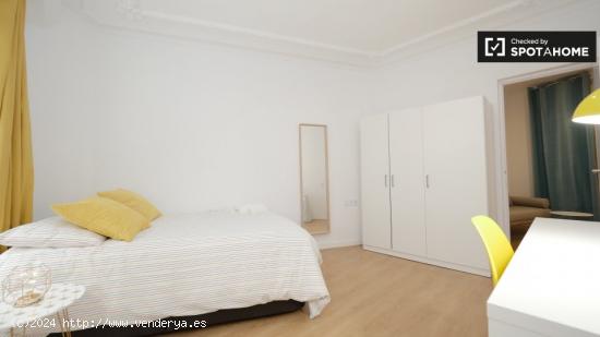 Habitación luminosa en apartamento de 3 dormitorios en Barri Gòtic, Barcelona - BARCELONA