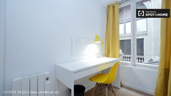 Acogedora habitación en un apartamento de 3 dormitorios en Barri Gòtic - BARCELONA