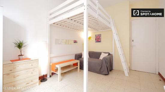 Habitación luminosa en alquiler en un apartamento de 4 dormitorios en L'Eixample - BARCELONA