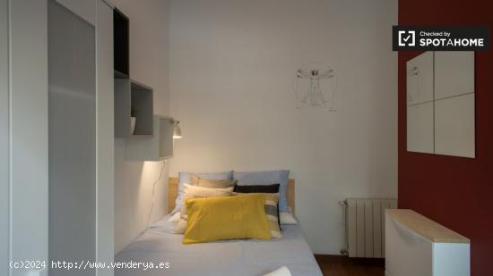 Amplia habitación en un apartamento de 6 dormitorios en Barri Gòtic - BARCELONA