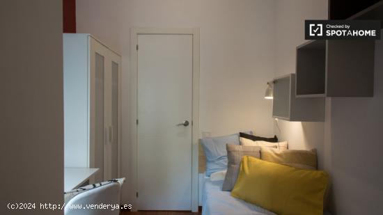 Amplia habitación en un apartamento de 6 dormitorios en Barri Gòtic - BARCELONA