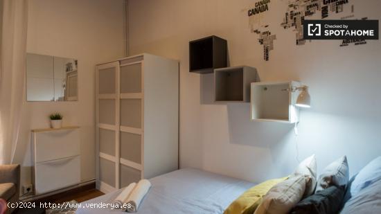 Amplia habitación en un apartamento de 6 dormitorios en Barri Gòtic - BARCELONA