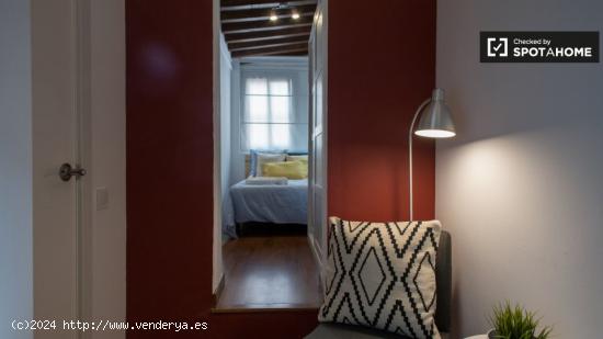 Amplia habitación en un apartamento de 6 dormitorios en Barri Gòtic - BARCELONA