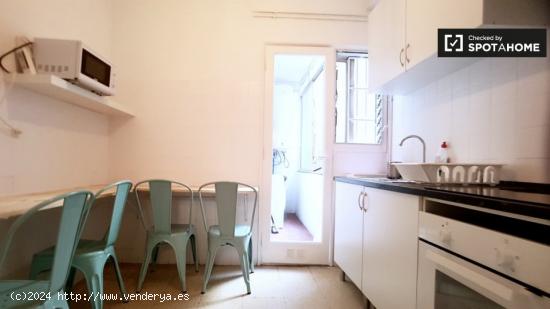 Acogedora habitación en apartamento de 5 dormitorios en Barri Gòtic, Barcelona - BARCELONA