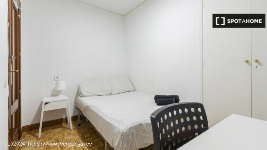 Encantadora habitación con cama doble en alquiler en Tetuán - MADRID