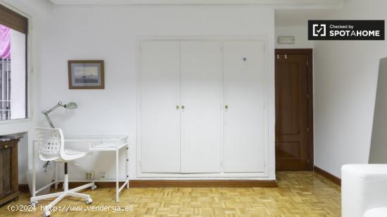 Habitación bien amueblada en alquiler en un apartamento de 6 dormitorios en Tetuán - MADRID