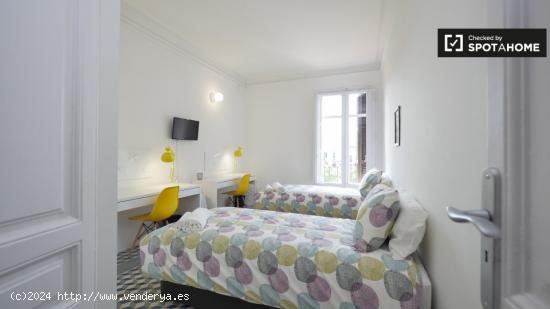 Se alquila habitación en apartamento de 9 dormitorios en l'Eixample - BARCELONA