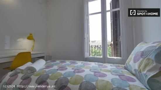 Se alquila habitación en apartamento de 9 dormitorios en l'Eixample - BARCELONA