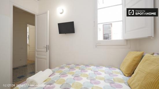 Se alquila habitación amueblada en un apartamento de 9 dormitorios en l'Eixample - BARCELONA