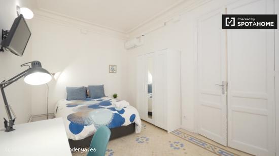 Amplia habitación en alquiler en un apartamento de 9 dormitorios en l'Eixample - BARCELONA