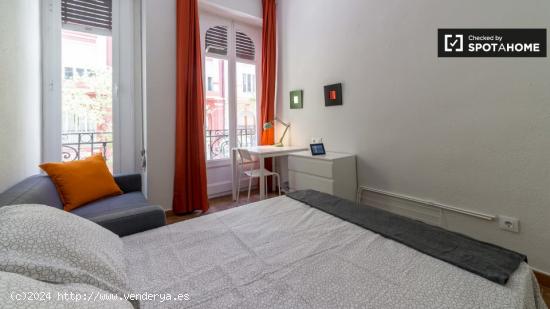 Amplia habitación en un apartamento de 6 dormitorios, L'Eixample - VALENCIA